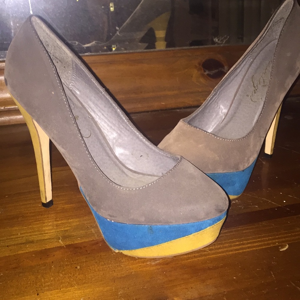 Privileged Kylie grey/blue/yellow Heels 7.5